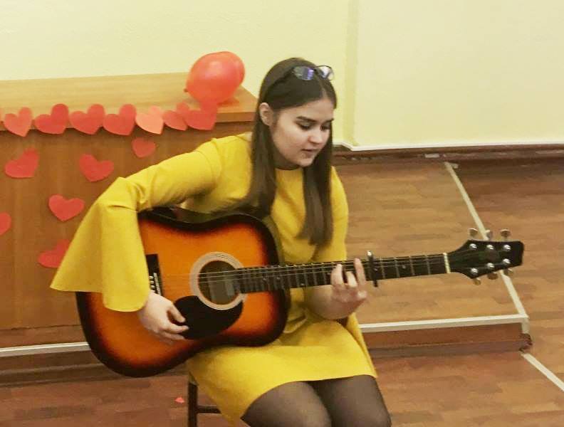 Студентка третього курсу факультету філології  і журналістики Уляна Думін дарує гостям свята  музичну композицію під гітару.